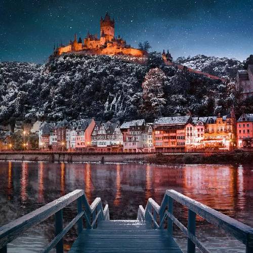 میگذرونم نصفِ شبامو با چراغِ روشن عشق میکنم تووی اتاق